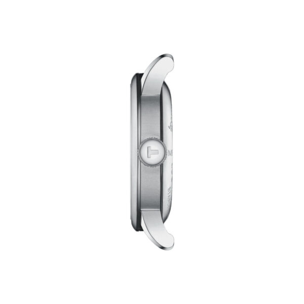 Die Tissot Le Locle Powermatic 80 präsentiert eine Seitenansicht einer eleganten, silberfarbenen Armbanduhr mit rundem Gehäuse, polierter Lünette und zentraler Krone auf der rechten Seite. Ihr Design ist minimalistisch und modern.