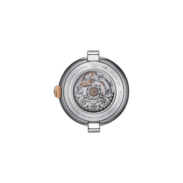 Die Tissot Bellissima Automatic verfügt über eine transparente Rückseite, die ihre komplizierten Zahnräder enthüllt. Text und Marke sind mit einem Silber- und Goldfinish um die Kanten herum angebracht, während die Krone seitlich angebracht ist.