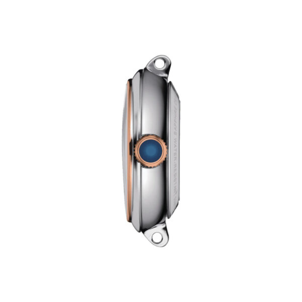 Seitenansicht der Tissot Bellissima Automatic, einer runden silbernen Uhr mit einer Krone aus Blau- und Roségold in der Mitte, die eine glatte, glänzende Oberfläche und sichtbare Ösen an der Ober- und Unterseite zur Befestigung des Armbands aufweist.