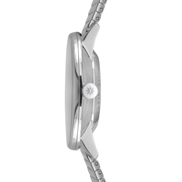 Seitenansicht der Junghans Form A, einer eleganten silberfarbenen Armbanduhr mit Metallarmband, rundem Gehäuse, markanter Krone an der Seite und stromlinienförmigem Design.