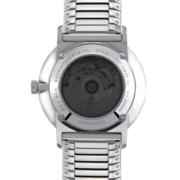 Das Bild zeigt die Rückseite einer silbernen Junghans Form A-Armbanduhr mit Metallgliederarmband. Das transparente Gehäuse gibt den Blick auf das Uhrwerk im Inneren frei, auf dem Markendetails und Spezifikationen eingraviert sind.