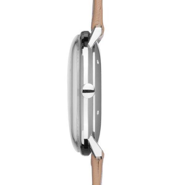 Seitenansicht der Junghans Max Bill kleine Automatik Armbanduhr mit glänzendem Silbergehäuse und beigem Lederarmband. Die Uhr verfügt über eine einfache Krone zur Zeiteinstellung, was ihr minimalistisches Design unterstreicht, das Eleganz und Einfachheit betont.