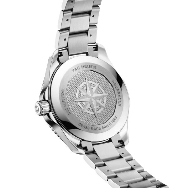 Das Bild zeigt die Rückseite einer Armbanduhr aus Edelstahl mit eingraviertem Kompassdesign. Die Uhr hat ein Metallarmband und die Gravur enthält die Texte „TAG Heuer“, „Aquaracer“, „300 Meter“ und „Swiss Made Since 1860“.