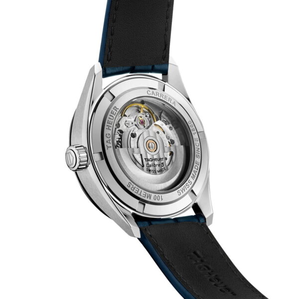 Rückansicht einer Luxusuhr, die das freiliegende mechanische Uhrwerk durch einen transparenten Gehäuseboden zeigt. Das silberne Gehäuse und das schwarze Lederarmband sind sichtbar und heben komplizierte Zahnräder und das Logo der Marke hervor.