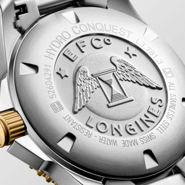 Eine Nahaufnahme der Rückseite einer Longines HydroConquest-Uhr zeigt Gravuren, darunter eine Sanduhr mit Flügeln, „EFC“, „Longines“ und „Hydro Conquest“. Seriennummern und Hinweise zu Edelstahl und Wasserbeständigkeit sind ebenfalls sichtbar.