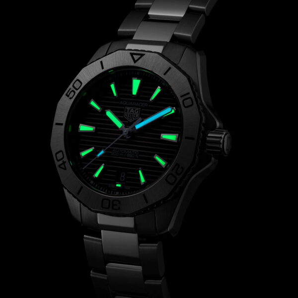 Eine elegante, schwarze Armbanduhr mit im Dunkeln leuchtendem Zifferblatt. Die Uhr verfügt über große grüne Markierungen, leuchtende Zeiger und ein robustes schwarzes Metallarmband. Die Lünette ist mit Zahlen und einem Dreieck oben auf einem dunklen Hintergrund markiert.