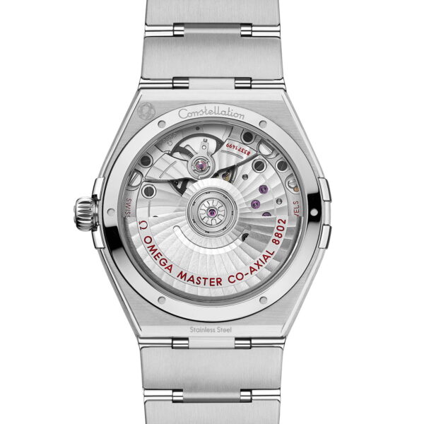Das Bild zeigt die Rückseite einer silbernen Armbanduhr und offenbart die komplexe Mechanik im Inneren. „OMEGA MASTER CO-AXIAL 8902“ ist in Rot auf dem Metall eingraviert. Die Uhr hat ein Edelstahlarmband mit einem sicheren Verschluss.