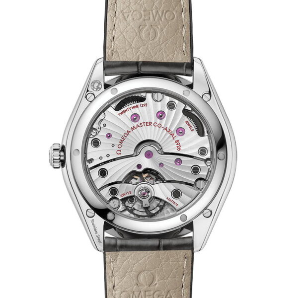 Eine Nahaufnahme der Rückseite einer Armbanduhr, die das komplexe mechanische Uhrwerk im Inneren zeigt. Die silberfarbenen Komponenten und sichtbaren Zahnräder sind in einem polierten Metallrahmen eingeschlossen. Das beige Lederarmband ist mit Logos geprägt.
