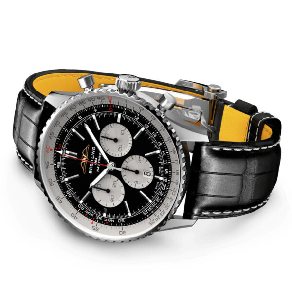Der Navitimer B01 Chronograph 46 ist eine Luxusuhr mit schwarzem Zifferblatt mit drei Hilfszifferblättern, silberner Lünette mit Tachymeterskala und schwarzem Lederarmband. Er verfügt über silberne Stundenmarkierungen und Zeiger sowie ein leuchtend gelbes Innenfutter am Armband.