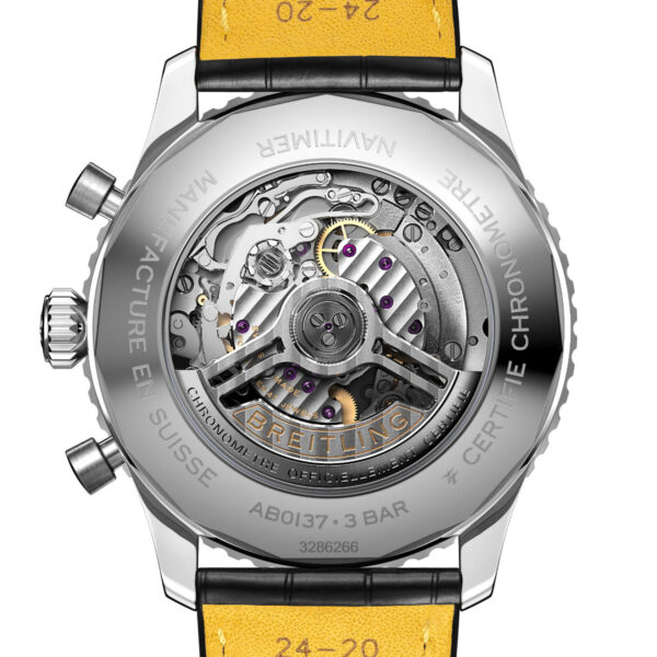 Nahaufnahme des transparenten Gehäusebodens des Navitimer B01 Chronograph 46, der sein komplexes mechanisches Uhrwerk zeigt. Die Zahnräder und Komponenten sind sichtbar, umgeben von eingraviertem Text, mit einem schwarz-gelben Armband.