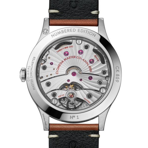 Das Bild zeigt die Rückseite einer Omega-Uhr mit transparentem Gehäuseboden, der das komplizierte mechanische Uhrwerk im Inneren offenbart. Die Uhr hat ein schwarzes Lederarmband mit der Aufschrift „Omega“. Verschiedene Gravuren weisen darauf hin, dass es sich um eine nummerierte Edition mit der Aufschrift „Nr. 1“ handelt.