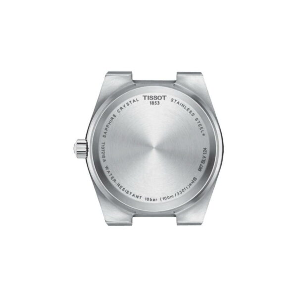 Die Rückseite des Tissot PRX 35MM-Uhrengehäuses besteht aus Edelstahl mit einem eingravierten Text mit den Angaben „Saphirglas“, „1853“, „Wasserdicht bis 100 m (330 Fuß)“ und „Edelstahl“. Das runde Gehäuse hat eine polierte Oberfläche und eine Krone auf der linken Seite.