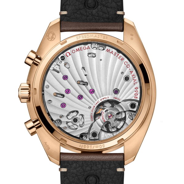 Nahaufnahme der Rückseite einer Omega Speedmaster-Uhr, die ihr komplexes mechanisches Uhrwerk mit sichtbaren Zahnrädern und Komponenten zeigt. Sie verfügt über ein Gehäuse aus Roségold und ein schwarzes Lederarmband mit eingeprägtem Omega-Logo.
