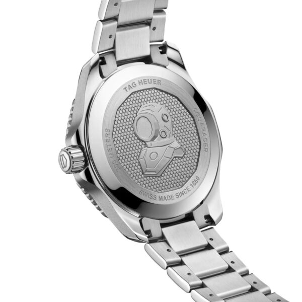 Rückansicht einer silbernen Armbanduhr mit Metallgliederband. Die Uhr verfügt über ein eingraviertes Logo und Inschriften auf der Gehäuserückseite, darunter „Tag Heuer“, „200 Meter“, „Aquaracer“ und „Swiss Made Since 1860“.