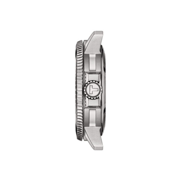 Seitenansicht der Tissot Seastar 1000 Powermatic 80, einer silbernen Armbanduhr mit strukturierter Lünette und Krone auf der rechten Seite. Die sichtbaren Bandanstöße und das Gehäuse betonen ihr stromlinienförmiges, robustes Design vor einem schlichten weißen Hintergrund.