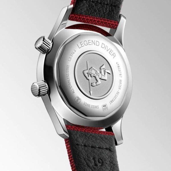 Das Bild zeigt die Rückseite einer Luxusuhr mit Edelstahlgehäuse. Sie ist mit eingravierten Details und einem Tauchermotiv versehen. Die Uhr hat ein schwarzes Lederarmband mit roten Nähten. Der Hintergrund ist ein Farbverlauf von Grau nach Weiß.