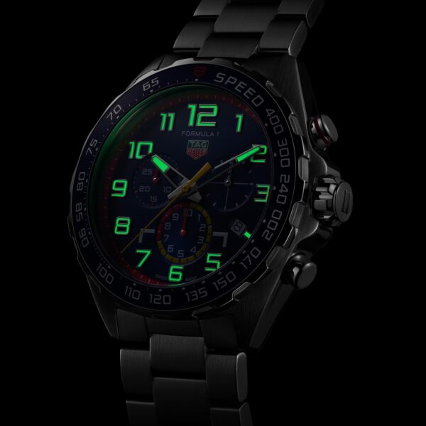 Eine schwarze Armbanduhr aus Metall mit einem leuchtend grünen Zifferblatt, das Zahlen und Zeiger im Dunkeln anzeigt. Die Uhr verfügt über mehrere Hilfszifferblätter und Knöpfe an der Seite, hat ein robustes Armband und ein schlankes, sportliches Design.