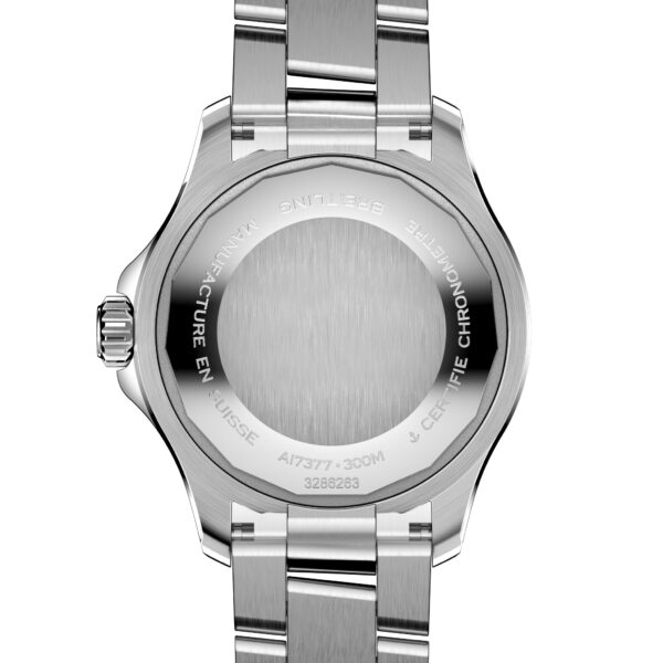 Das Bild zeigt die Rückseite einer Armbanduhr aus Edelstahl mit eingraviertem Text. Die Rückseite der Uhr ist rund und glatt und hat ein Metallarmband. Der eingravierte Text enthält „AI7377“, „300M“ und „328283“ sowie einen Hinweis auf die Schweizer Herstellung.