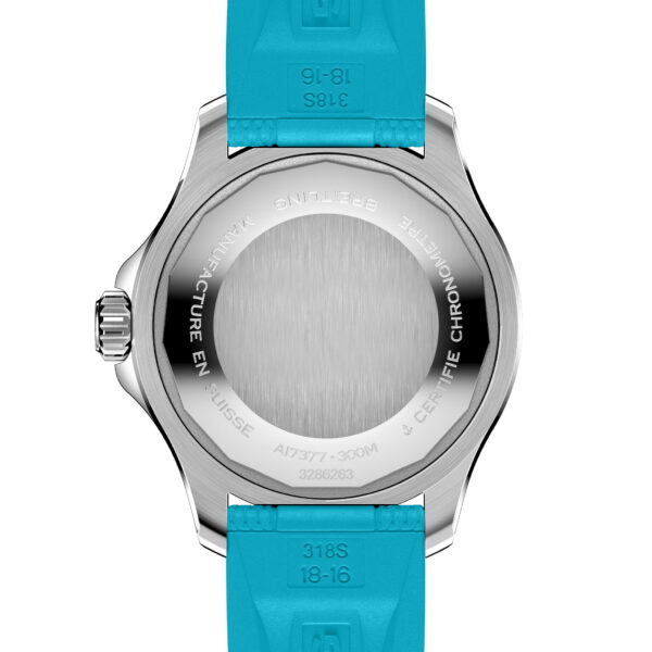 Rückansicht einer Luxusarmbanduhr mit blauem Armband und Edelstahlgehäuse. Die Uhr trägt eingravierte Seriennummern und „Manufacture en Suisse“, was darauf hinweist, dass sie in der Schweiz hergestellt wurde. Die Krone ist auf der linken Seite sichtbar.