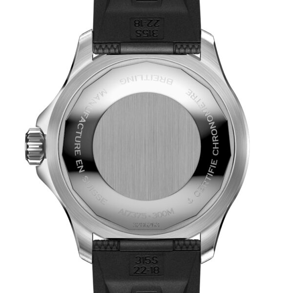 Das Bild zeigt die Rückseite einer Uhr mit silbernem Gehäuse und schwarzem Armband. Auf der Rückseite sind unter anderem die Texte „BRISTLING“, „MANUFACTURE EN SUISSE“ und „CERTIFIE CHRONOMETRE“ eingraviert.