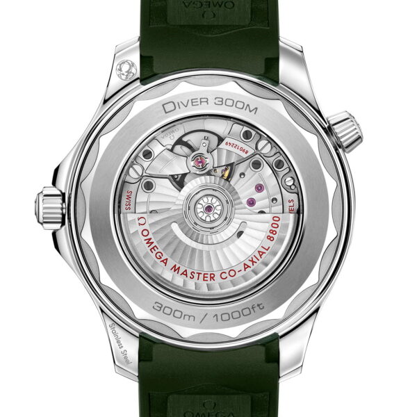 Eine Nahaufnahme der Rückseite einer Luxusuhr mit sichtbarem Automatikwerk mit komplizierten Zahnrädern und roten Gravuren. Die Uhr hat ein grünes Armband und ein silbernes Gehäuse mit der Gravur „Diver 300M“ auf der Rückseite.