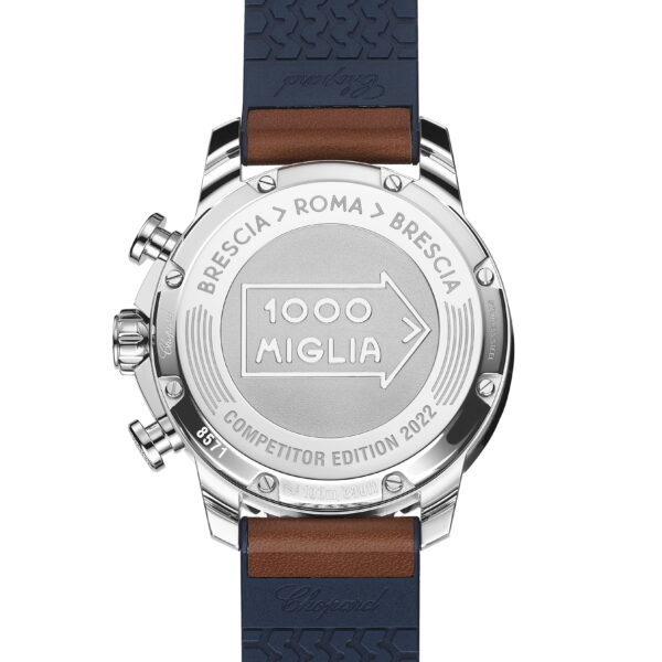 Das Bild zeigt die Rückseite einer Armbanduhr mit blauem Armband und braunen Akzenten. Auf der Gehäuserückseite sind „1000 Miglia“ und „Competitor Edition 2022“ sowie „Brescia > Roma > Brescia“ eingraviert. Die Uhr verfügt über Knöpfe an der Seite.
