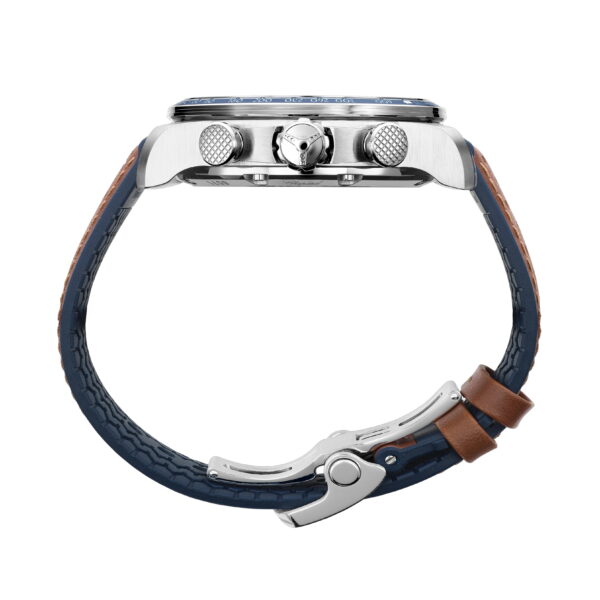 Seitenansicht einer Armbanduhr mit rundem silbernem Gehäuse, blauem Lederarmband mit Nähten und brauner Schnalle. Die Uhr hat zwei hervorstehende Knöpfe und eine Krone an der Seite.