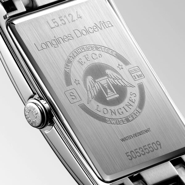 Nahaufnahme der Rückseite einer Longines DolceVita-Uhr aus Edelstahl. Mit eingraviertem Text, der die Modellnummer L5.512.4, die Wasserdichtigkeit und die Seriennummer 50535509 angibt. Die Rückseite trägt außerdem das Longines-Logo mit Flügeln und einer Sanduhr.