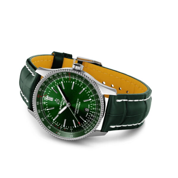 Eine Luxusuhr mit grünem Zifferblatt und grünem Lederarmband. Die Uhr hat eine silberne Lünette, weiße Stundenmarkierungen und Zeiger. Das Armband hat weiße Nähte und auf dem Zifferblatt der Uhr sind der Markenname und das Datum zu sehen.