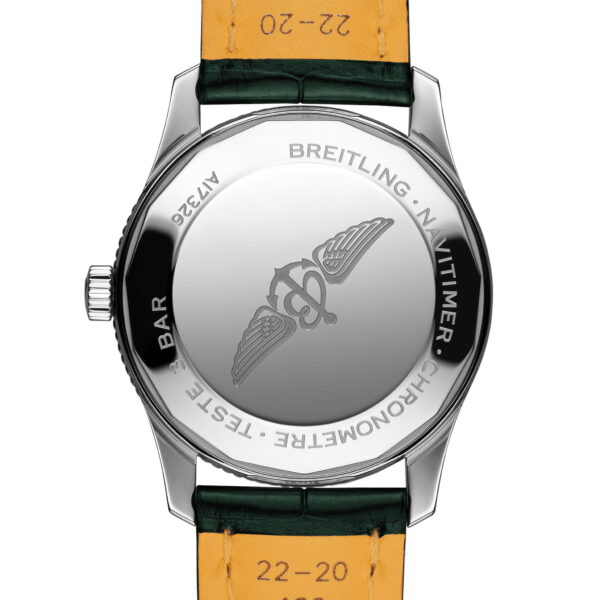 Das Bild zeigt die Rückseite einer Breitling Navitimer-Uhr. Sie verfügt über einen glänzenden silbernen Gehäuseboden mit eingraviertem Breitling-Logo. Die Uhr hat ein dunkelgrünes Lederarmband und sichtbare Nähte.