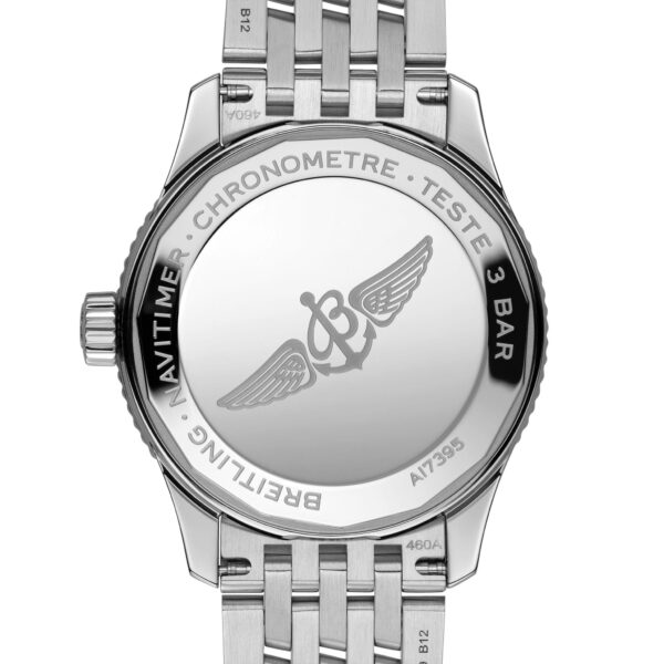 Das Bild zeigt die Rückseite einer Edelstahluhr mit eingraviertem Logo mit Flügeln und einem großen „B“. Am Rand sind die Worte „BREITLING“, „CHRONOMETRE“, „TESTE 3 BAR“ und „AVITIMER“ eingraviert. Das Metallarmband ist sichtbar.
