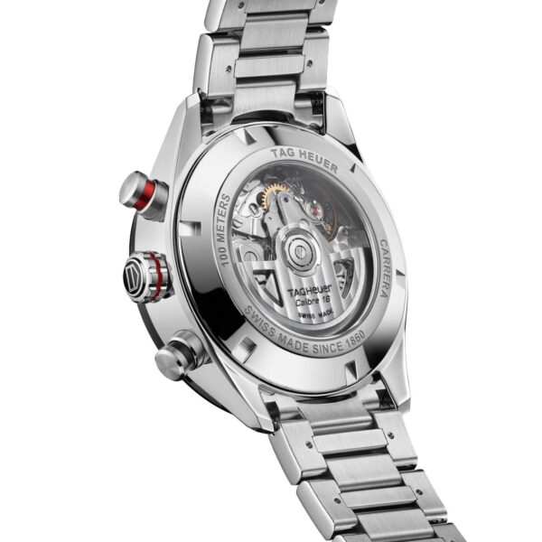 Eine Nahaufnahme einer TAG Heuer Carrera-Uhr mit Edelstahlarmband und transparentem Gehäuseboden. Der sichtbare innere Mechanismus zeigt komplizierte Zahnräder und am Gehäuserand ist „Swiss Made Since 1860“ eingraviert.
