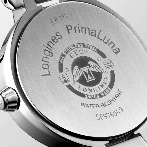 Nahaufnahme der Rückseite einer Longines PrimaLuna-Uhr. Zu sehen sind Gravuren: das Longines-Logo, der Text „Komplett aus Edelstahl“, „Swiss Made“, „Wasserfest“ und die Zahlen „50976049“. Die Rückseite weist eine gebürstete Metallstruktur auf.