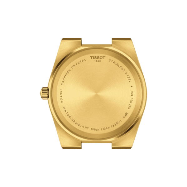 Goldene Gehäuserückseite mit Details; enthält die Markenbezeichnung „Tissot“, „1853“, „Saphirglas“, „Edelstahl“ und eine Wasserdichtigkeit von „10 Bar (100 m/330 Fuß)“. Verfügt über ein strukturiertes rundes Design und eine seitliche Krone.