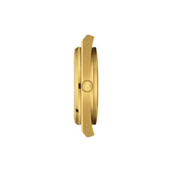Seitenansicht einer eleganten, goldfarbenen Armbanduhr mit minimalistischem Design und schlichter, glatter Lünette. Die Krone ist seitlich sichtbar und betont das elegante und schlanke Profil der Uhr vor einem schlichten weißen Hintergrund.