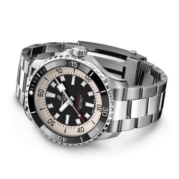 Eine elegante silberne Armbanduhr mit Metallarmband. Sie verfügt über ein schwarzes Zifferblatt, silberne Stundenmarkierungen und ein Datumsfenster. Die Uhr hat eine drehbare Lünette mit Minutenmarkierungen und eine markante Krone. Das Design suggeriert Haltbarkeit und Präzision.