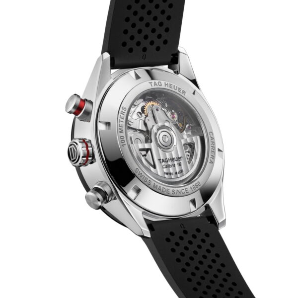 Rückansicht einer Luxusarmbanduhr mit transparentem Gehäuse, das das komplexe mechanische Uhrwerk im Inneren sichtbar macht. Die Uhr hat ein schwarzes perforiertes Armband, ein Metallgehäuse und sichtbare Markenzeichen auf den Komponenten.