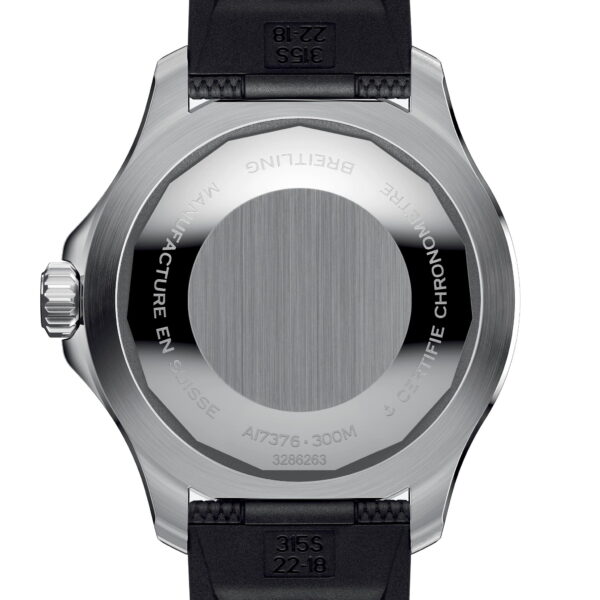 Das Bild zeigt die Rückseite einer Armbanduhr aus Edelstahl mit schwarzem Armband. Die Uhr ist mit einem eingravierten Text versehen, der darauf hinweist, dass sie in der Schweiz hergestellt und als Chronometer zertifiziert ist und bis zu 300 Meter wasserdicht ist.