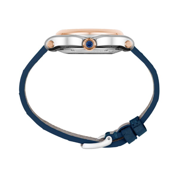 Seitenansicht einer Armbanduhr mit blauem Armband. Das Uhrengehäuse ist silberfarben mit einer goldfarbenen Lünette und einer blauen Krone an der Seite. Das Armband hat eine silberne Schnalle. Das Bild konzentriert sich auf das Profil und die Designdetails der Uhr.