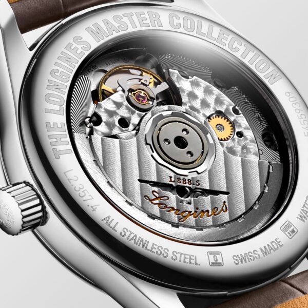 Nahaufnahme einer Uhrrückseite der Longines Master Collection, die das komplexe mechanische Uhrwerk zeigt. Das Gehäuse ist aus Edelstahl und mit „L888.5“, „Swiss Made“ und Seriennummern gekennzeichnet. Sichtbare Zahnräder und Gravuren unterstreichen die Handwerkskunst.