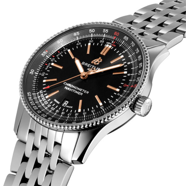Eine Nahaufnahme einer Breitling Navitimer-Armbanduhr mit Edelstahlarmband. Das schwarze Zifferblatt hat goldfarbene Zeiger und Markierungen sowie zusätzliche Hilfszifferblätter und ein Datumsfenster. Die Uhr hat eine geometrische Lünette und eine Krone an der Seite.