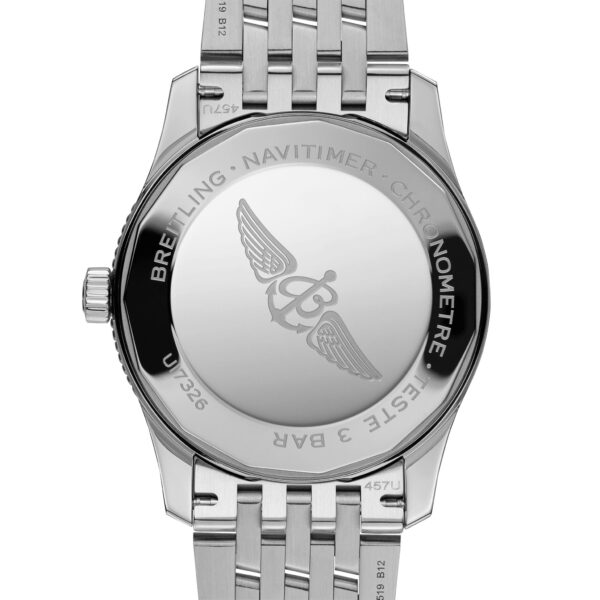 Das Bild zeigt die Rückseite einer Breitling Navitimer-Uhr mit Edelstahlgehäuse und -armband. In der Mitte ist das Breitling-Logo mit Flügeln zu sehen. Der umgebende Text enthält „BREITLING – NAVITIMER – CHRONOMETRE“ und andere Gravuren.