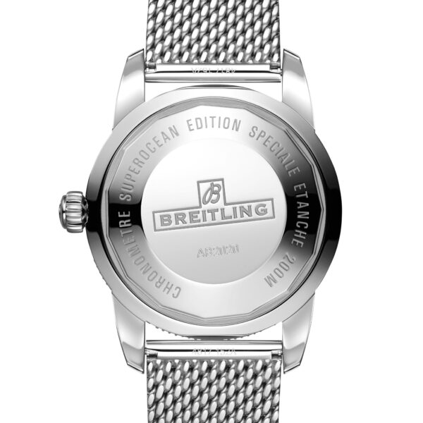 Rückseite einer Breitling Superocean-Uhr. Das Gehäuse ist silberfarben mit eingraviertem Text „BREITLING, CHRONOMETRE, SUPEROCEAN, EDITION SPECIALE ETANCHE, 200M“ und der Seriennummer „A29301“. Die Uhr verfügt über ein Edelstahl-Mesh-Armband.