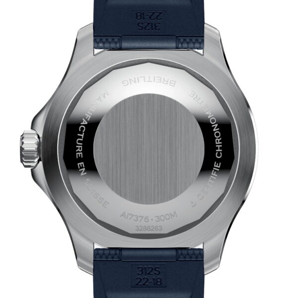 Das Bild zeigt die Rückseite einer Armbanduhr aus Edelstahl mit blauem Armband. Die Gravuren auf der Rückseite umfassen „Chronometre Certifie“, „Manufacture en Suisse“, eine Modellnummer und eine Wasserdichtigkeitsmarkierung von 300 m.
