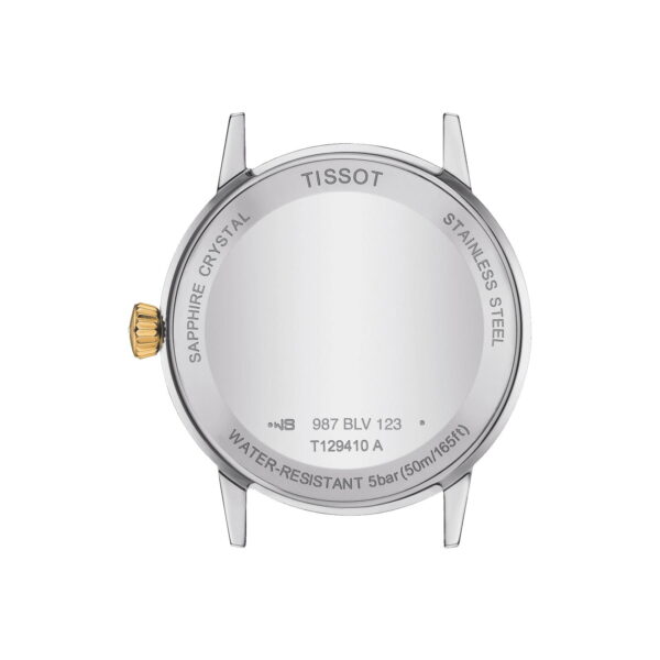 Rückansicht eines Tissot-Uhrengehäuses. Das Gehäuse ist rund und mit den Aufschriften „Saphirglas“, „Edelstahl“ und „Wasserdicht 5 bar (50 m/165 Fuß)“ versehen. Auf der linken Seite ist eine goldfarbene Krone zu sehen.