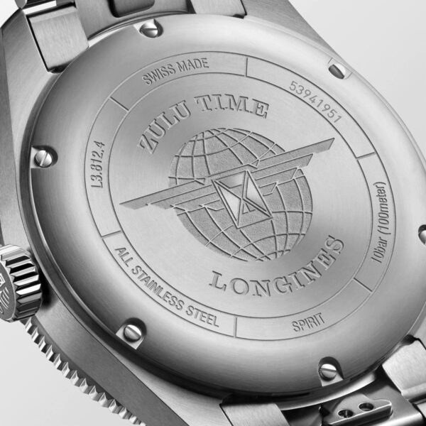 Nahaufnahme der Rückseite einer Longines-Uhr mit den Gravuren: „Zulu Time“, ein Globus mit Flügelemblem, „Swiss Made“, „All Stainless Steel“, Modellnummer L3812424, Seriennummer 53941951 und „Spirit“.