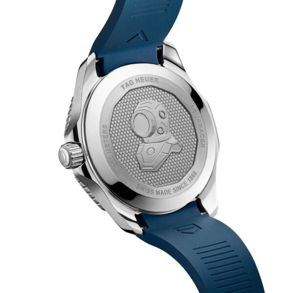 Nahaufnahme der Rückseite einer silbernen Armbanduhr mit blauem Armband. Auf der Rückseite ist ein Taucherhelm-Design eingraviert, der Markenname „Tag Heuer“ und Details wie „300 Meter“, „Aquaracer“ und „Swiss Made Since 1860“.