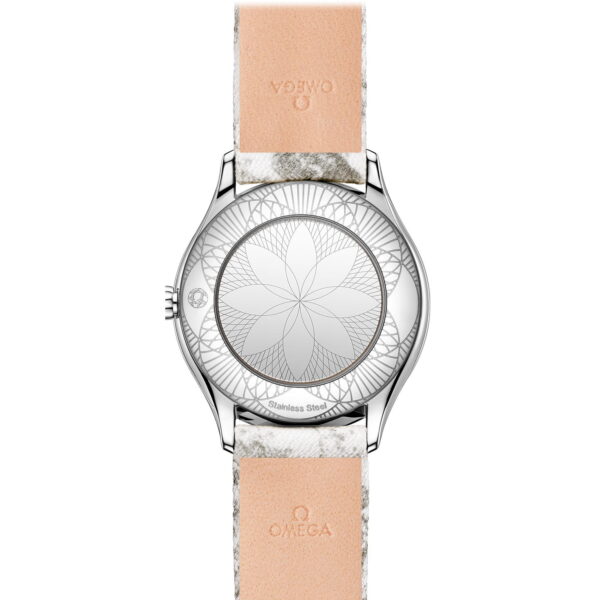 Das Bild zeigt die Rückseite einer Armbanduhr mit strukturiertem Lederarmband. Das Edelstahlgehäuse weist auf der Rückseite ein aufwendiges Blumenmuster auf. Auf dem Armband ist der Markenname „Omega“ eingeprägt.