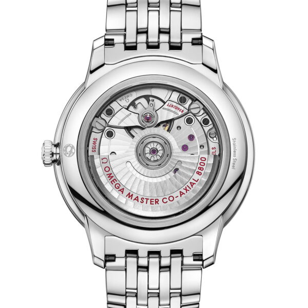 Das Bild zeigt die Rückansicht einer Luxusarmbanduhr mit Metallgliederband. Die Gehäuserückseite ist transparent und gibt den Blick auf die komplexe Mechanik und die Zahnräder des Uhrwerks frei. Sie trägt in Rot die Worte „Omega Master Co-Axial 8800“.