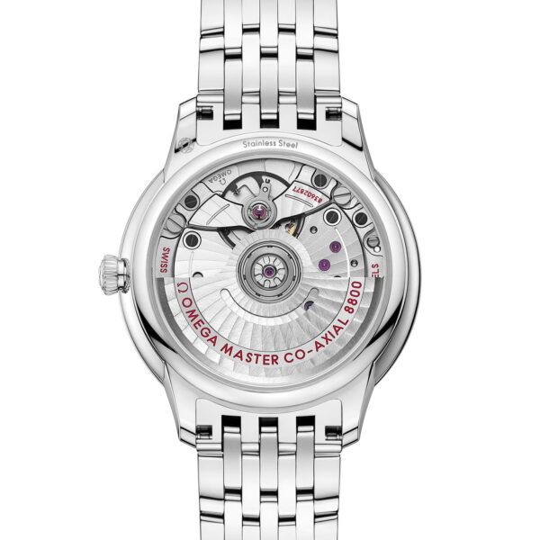 Das Bild zeigt die Rückseite einer Omega-Uhr mit Edelstahlarmband. Das mechanische Uhrwerk ist durch einen transparenten Gehäuseboden sichtbar und zeigt komplizierte Zahnräder und die Worte „Omega Master Co-Axial 8800“ in Rot.